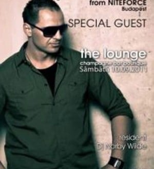 DJ Roberto in the mix în clubul The Lounge