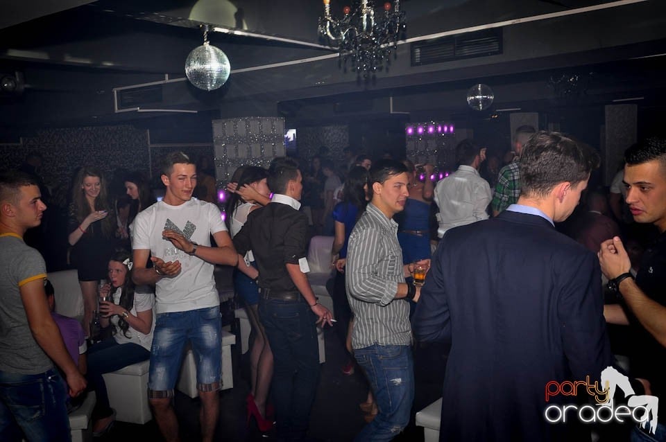 Atmosferă incendiară în Club Life, 