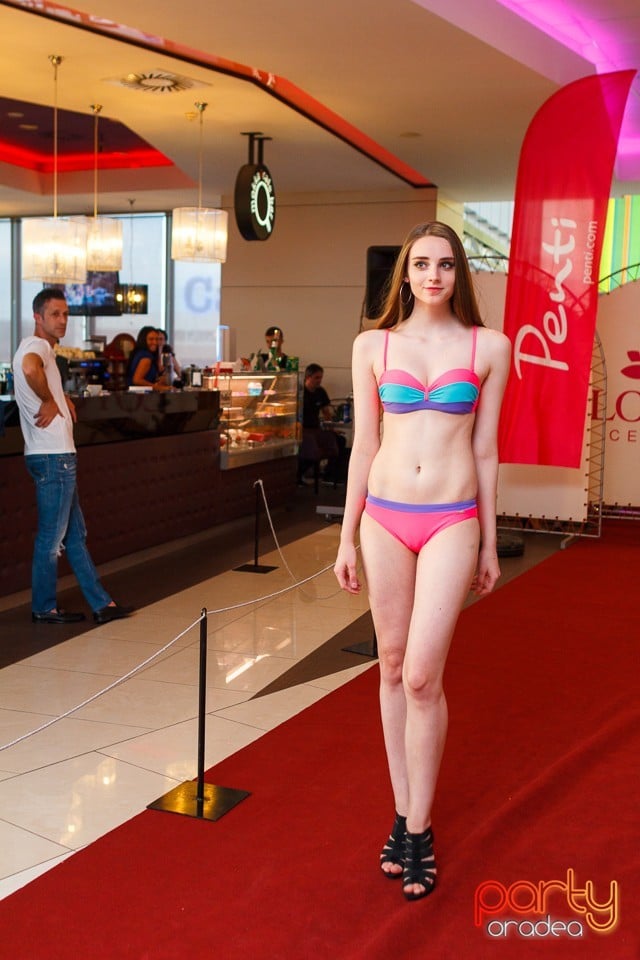 Bikini Fashion Show, Lotus Center