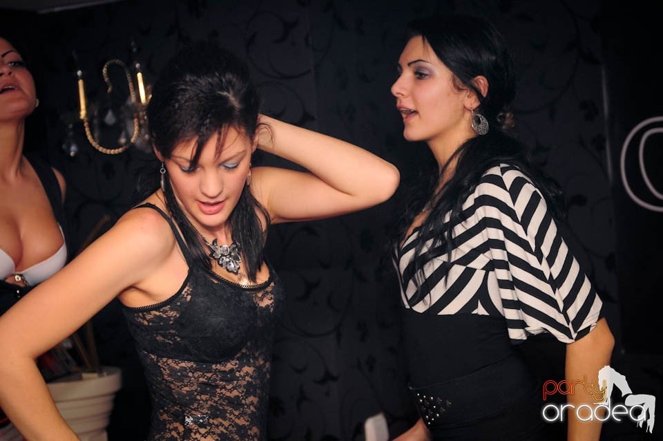 Black & White Party în Atti's,