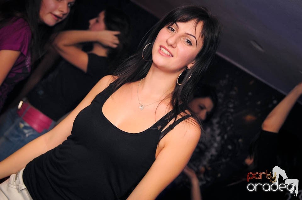 Black & White Party în Atti's,