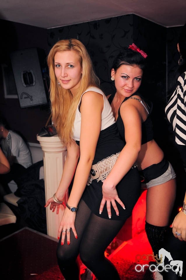 Black & White Party în Atti's,