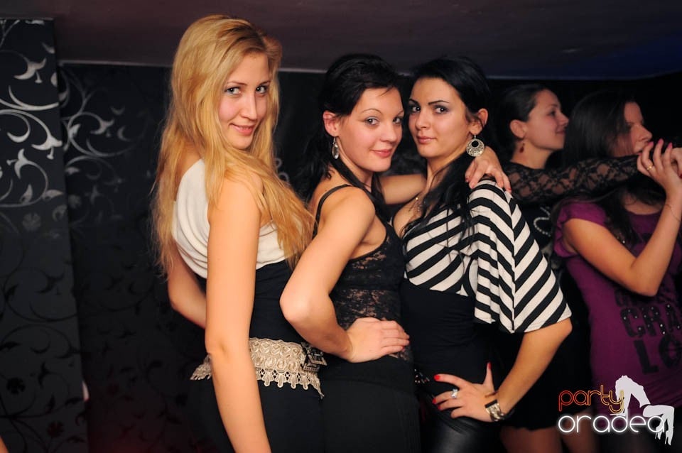 Black & White Party în Atti's,