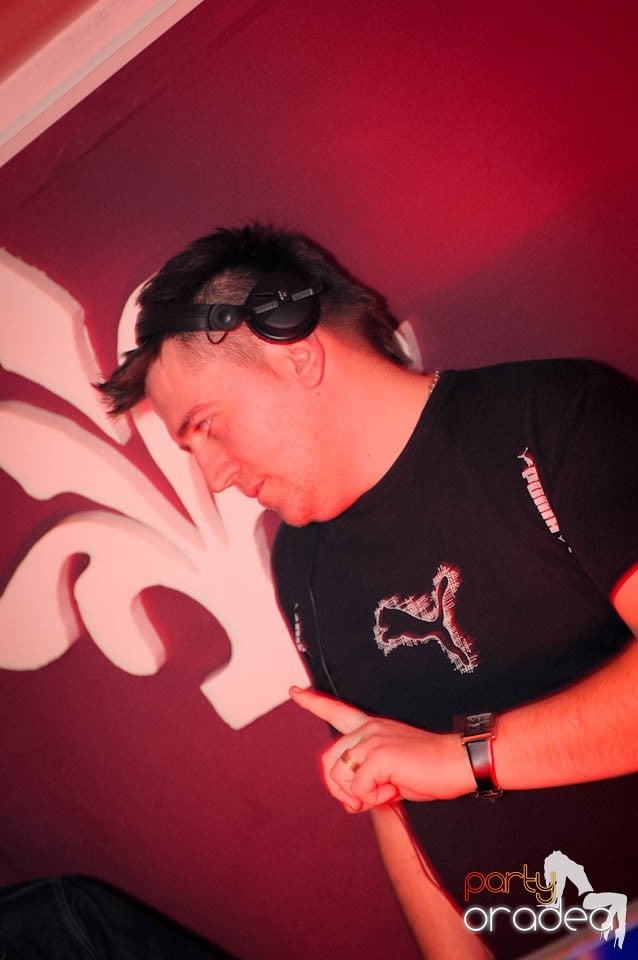 Black & White Party în Atti's,