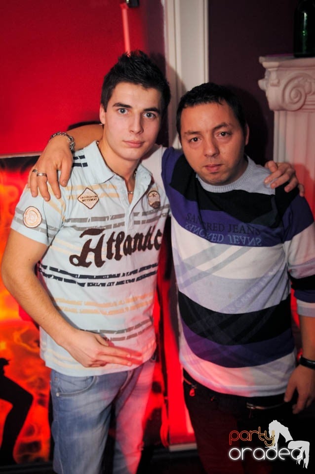 Black & White Party în Atti's,