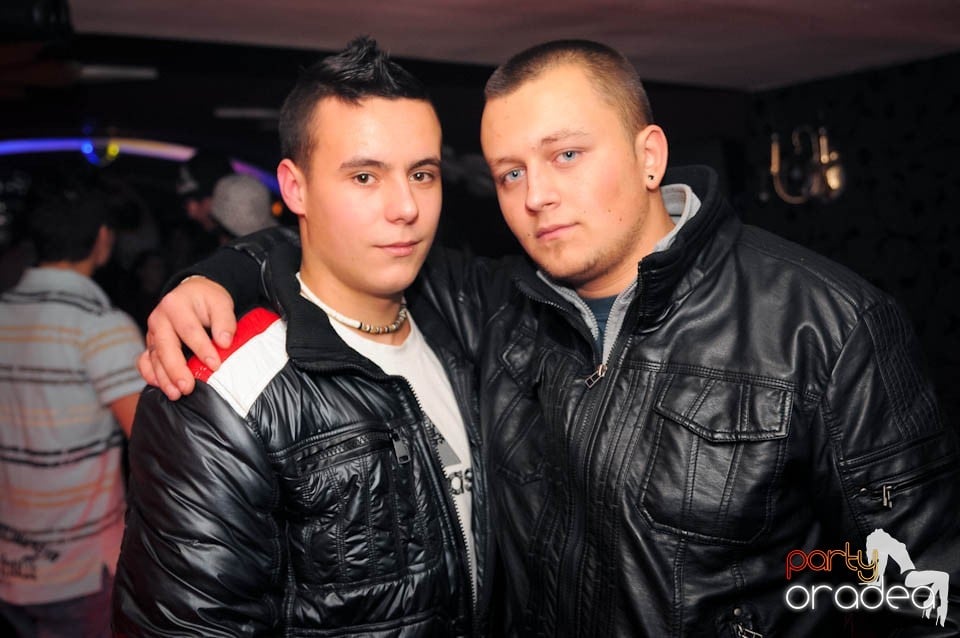 Black & White Party în Atti's,
