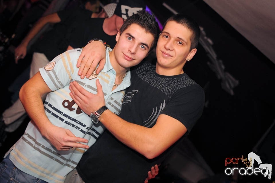 Black & White Party în Atti's,