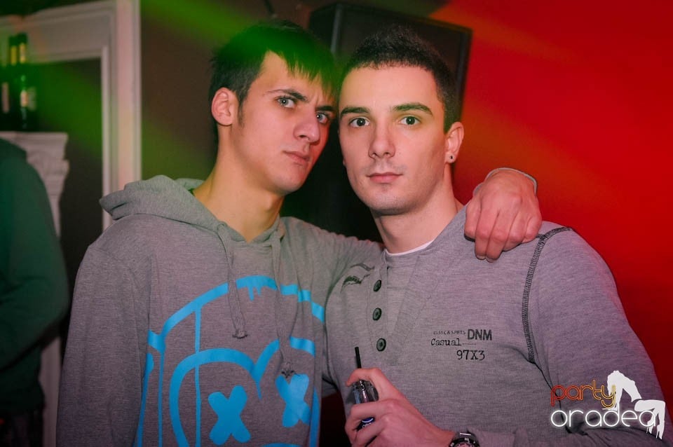 Black & White Party în Atti's,