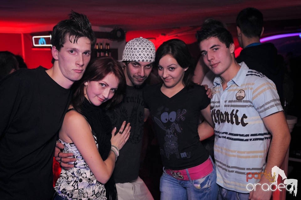 Black & White Party în Atti's,