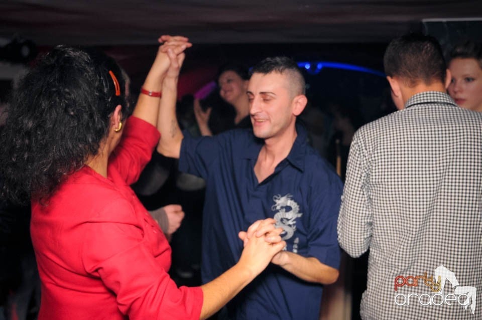 Black & White Party în Atti's,