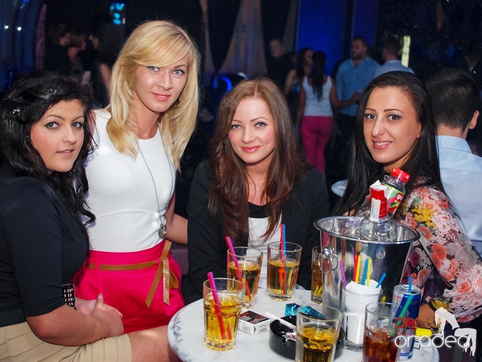 Black & White Party în The One Café & Club,