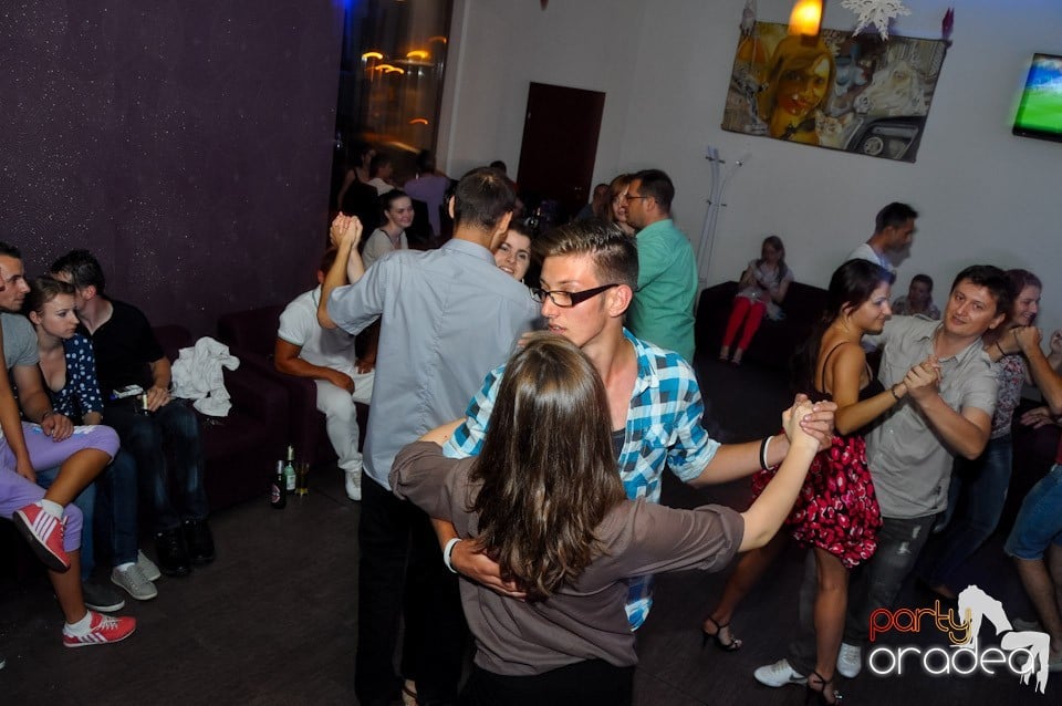 Blondy's Art Café: Dance all night!, 