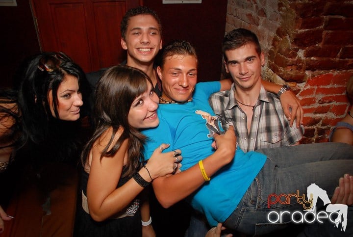 Câştigătorii se adună în Club Escape,