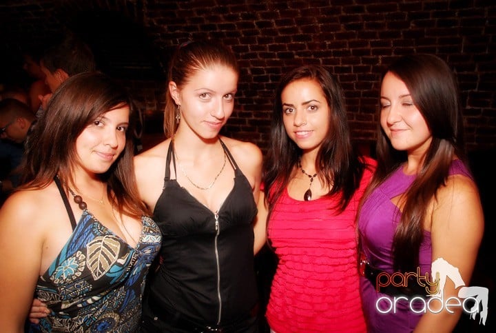 Câştigătorii se adună în Club Escape,