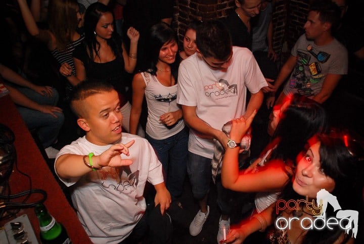 Câştigătorii se adună în Club Escape,