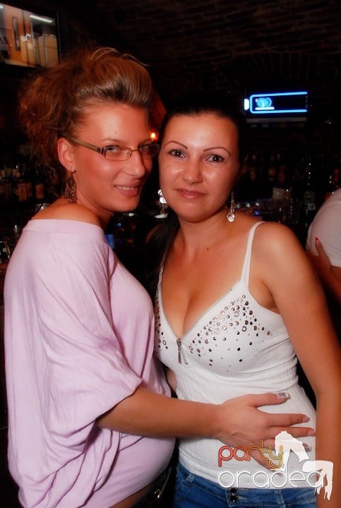 Câştigătorii se adună în Club Escape, 