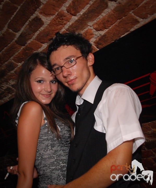 Câştigătorii se adună în Club Escape, 