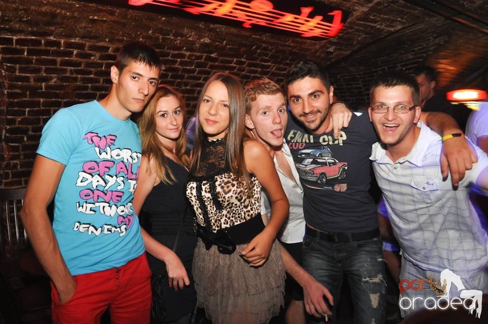 Caveman and Prody in the Mix în Escape,