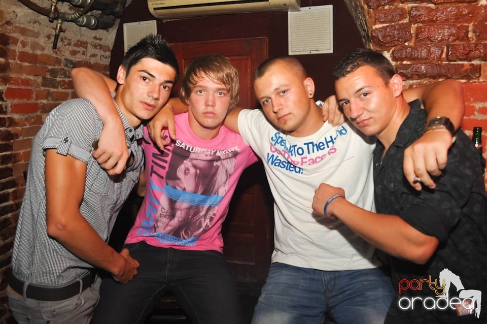Caveman and Prody in the Mix în Escape,