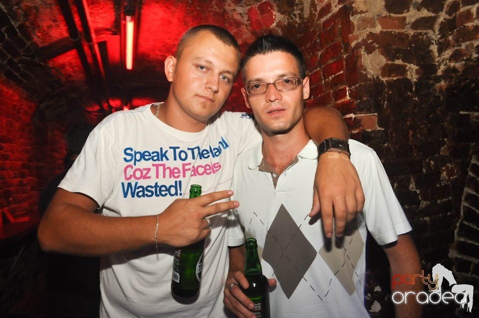 Caveman and Prody in the Mix în Escape,