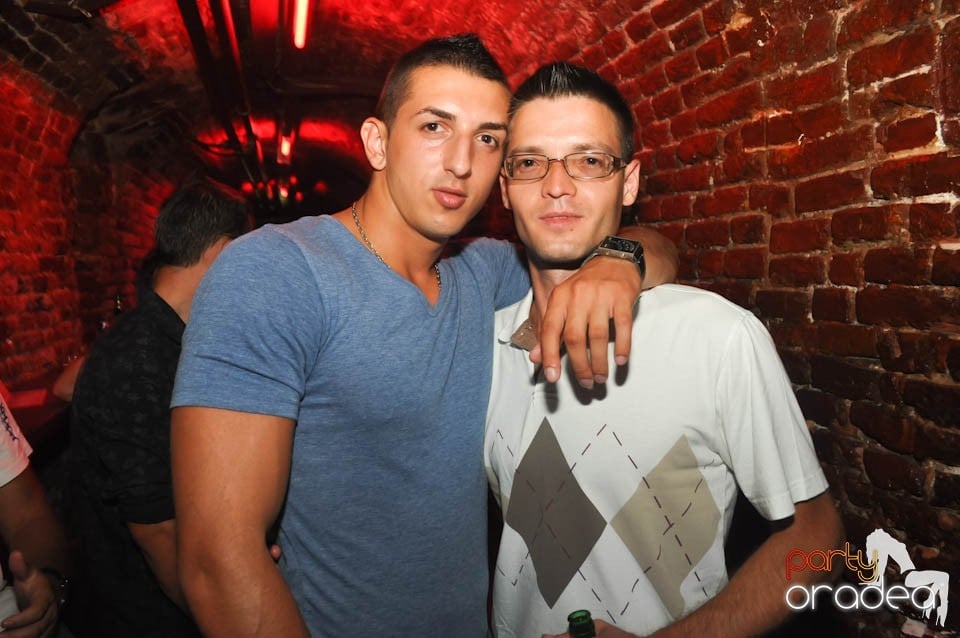 Caveman and Prody in the Mix în Escape,