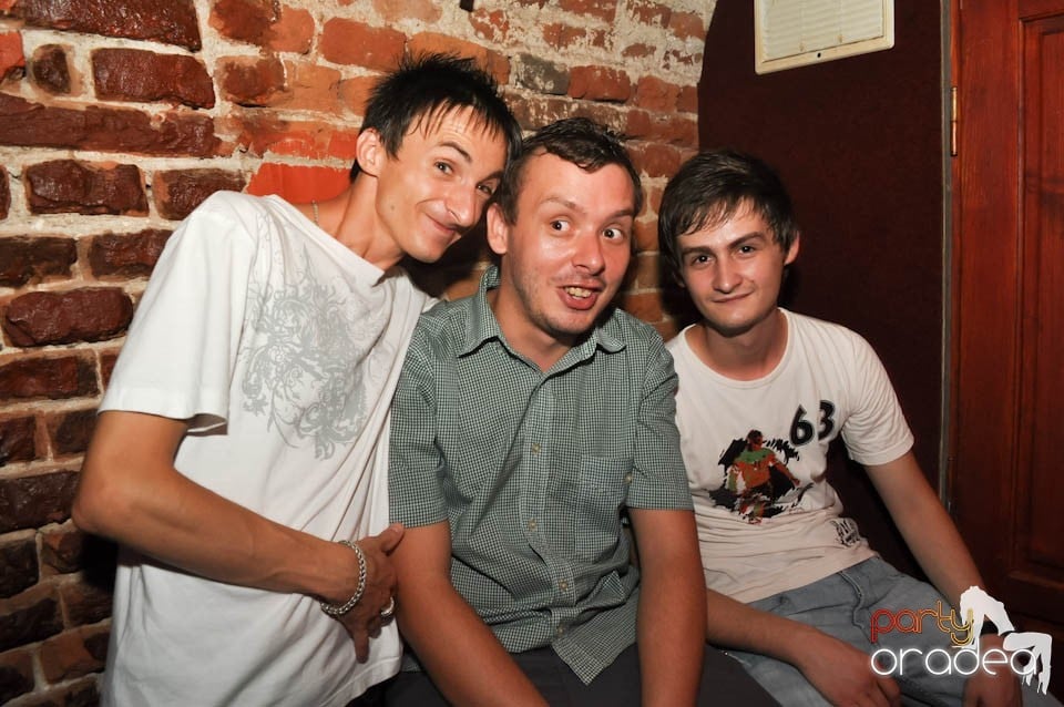 Caveman and Prody in the Mix în Escape,
