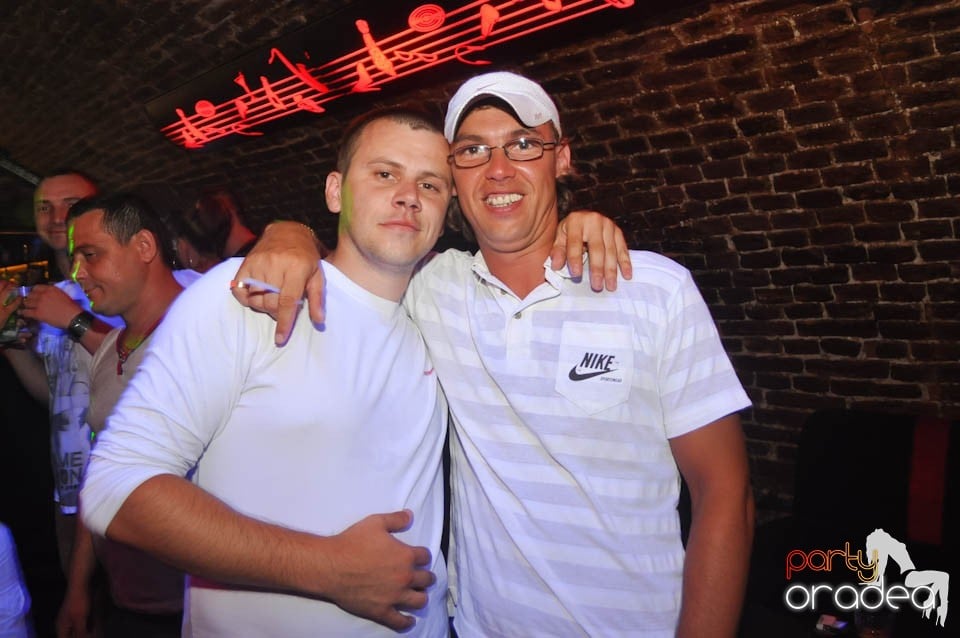 Caveman and Prody in the Mix în Escape,