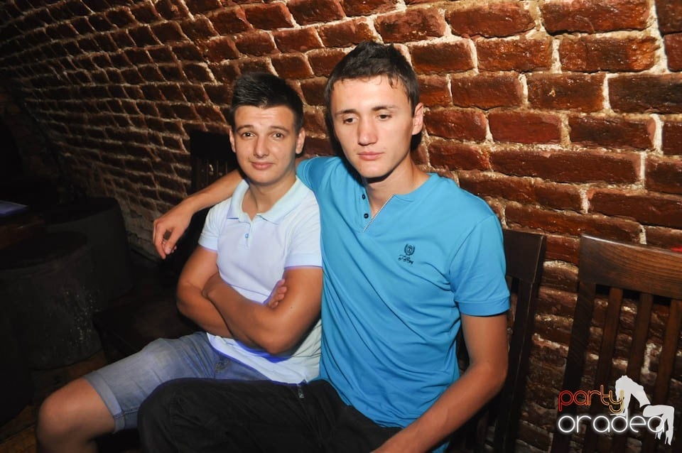 Caveman and Prody in the Mix în Escape,