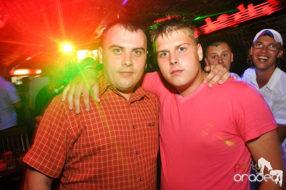 Caveman and Prody in the Mix în Escape,