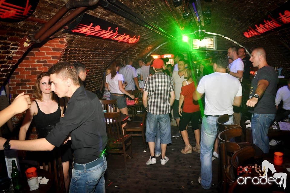 Caveman and Prody in the Mix în Escape,