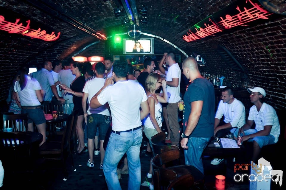 Caveman and Prody in the Mix în Escape,
