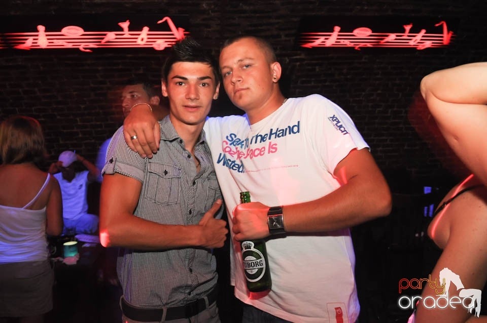 Caveman and Prody in the Mix în Escape,