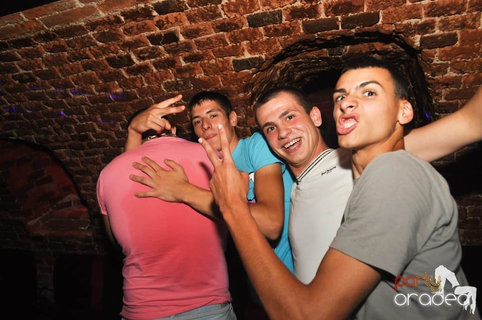 Caveman and Prody in the Mix în Escape,
