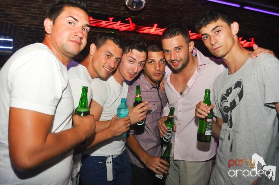Caveman and Prody in the Mix în Escape,