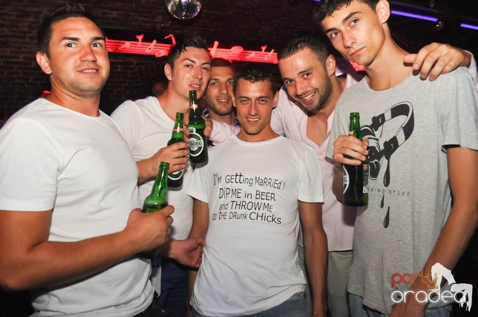 Caveman and Prody in the Mix în Escape,