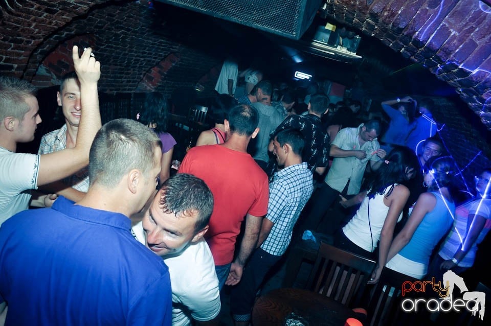 Caveman and Prody in the Mix în Escape,