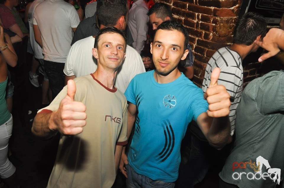 Caveman and Prody in the Mix în Escape,