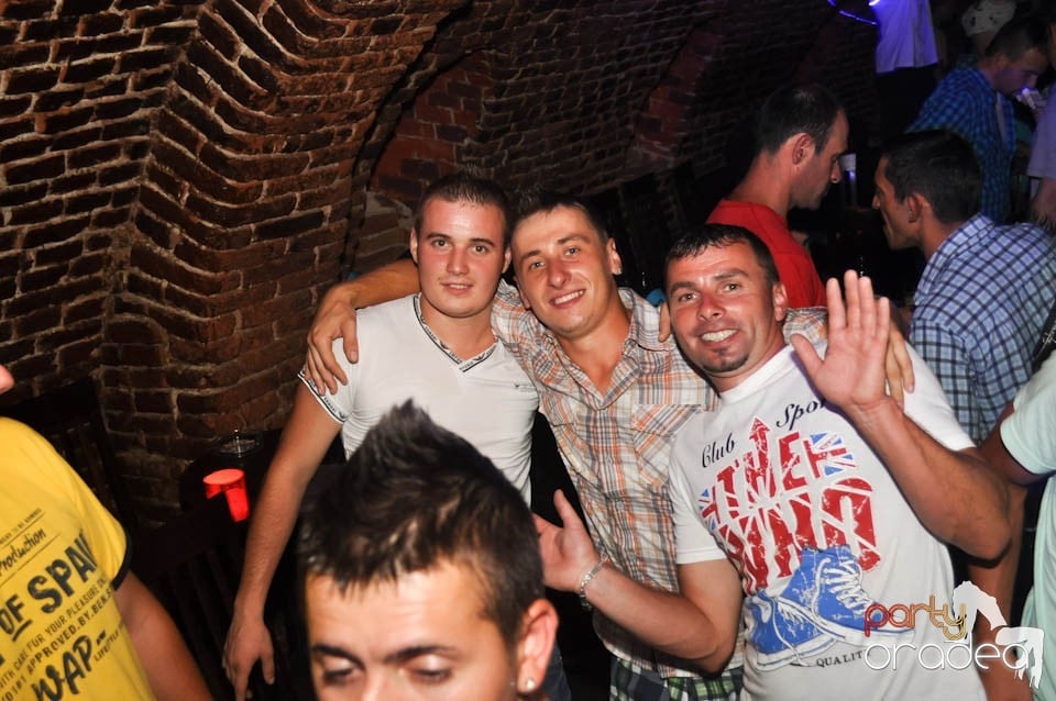 Caveman and Prody in the Mix în Escape,
