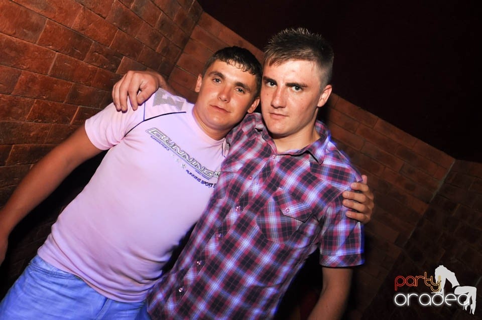Caveman and Prody in the Mix în Escape,
