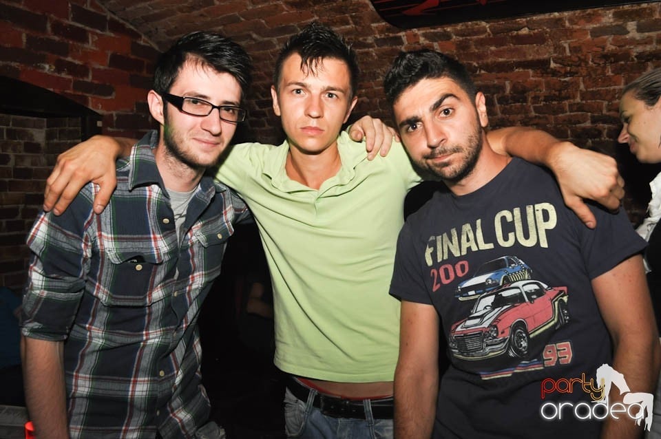 Caveman and Prody in the Mix în Escape,