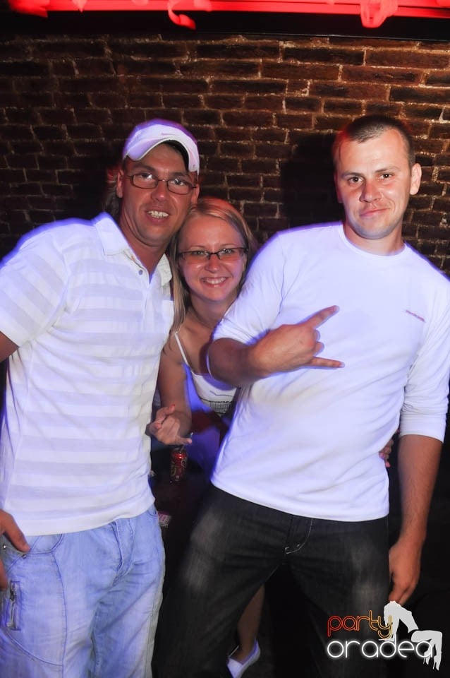 Caveman and Prody in the Mix în Escape,