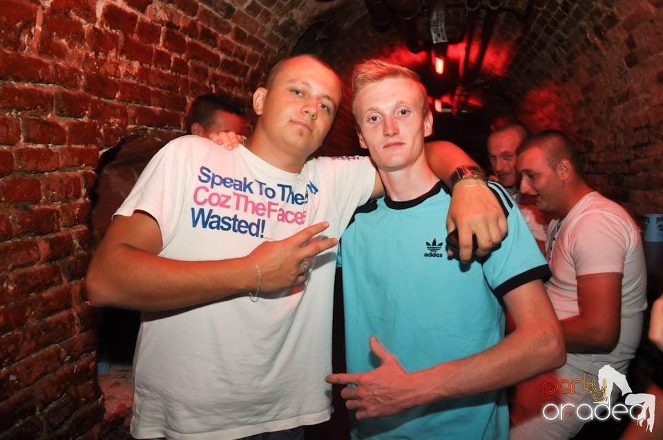 Caveman and Prody in the Mix în Escape,