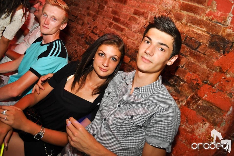 Caveman and Prody in the Mix în Escape,
