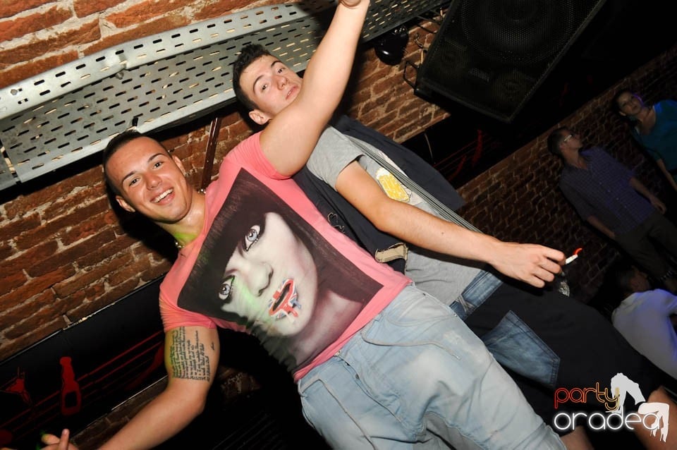 Caveman and Prody in the Mix în Escape,