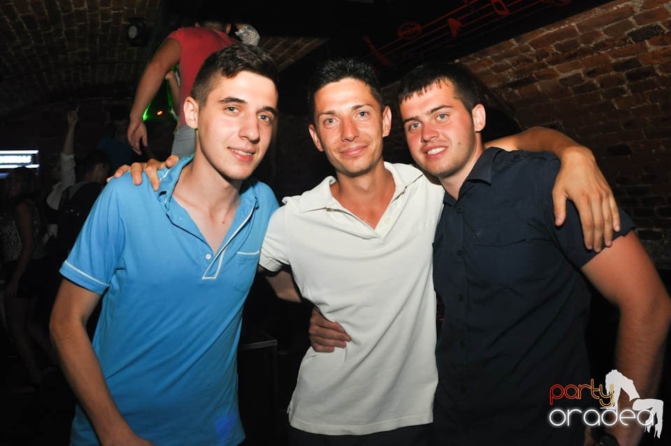 Caveman and Prody in the Mix în Escape,