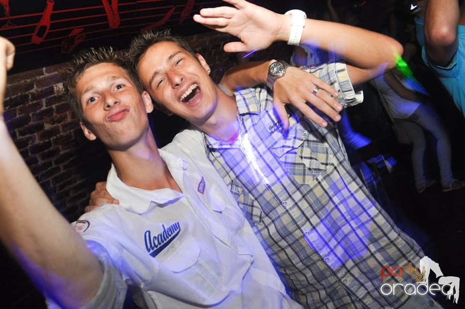 Caveman and Prody in the Mix în Escape,
