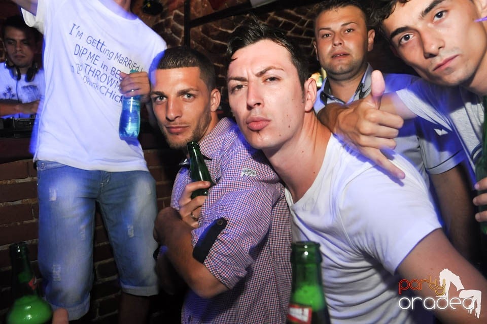 Caveman and Prody in the Mix în Escape,