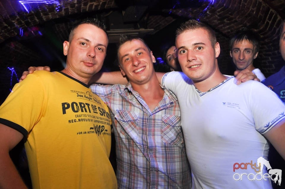 Caveman and Prody in the Mix în Escape,
