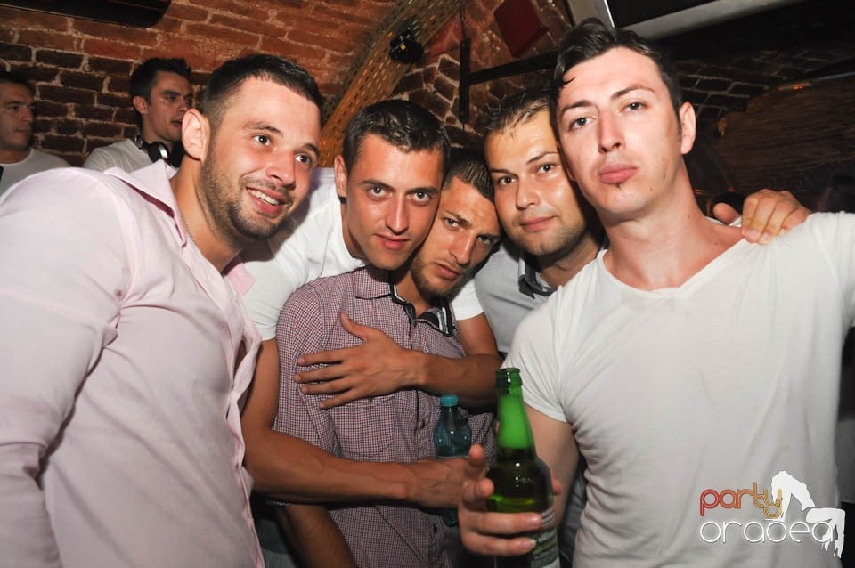 Caveman and Prody in the Mix în Escape,