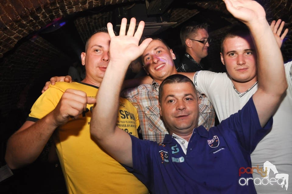 Caveman and Prody in the Mix în Escape,
